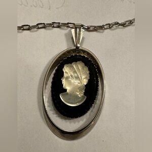 r020 Vintage Black & White Lady Cameo
Pendant Necklace Silver
Tone.